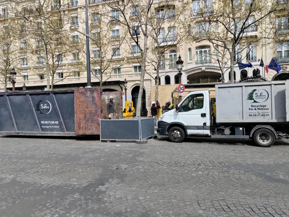 Une benne et un camion Safars Métaux en intervention en ville